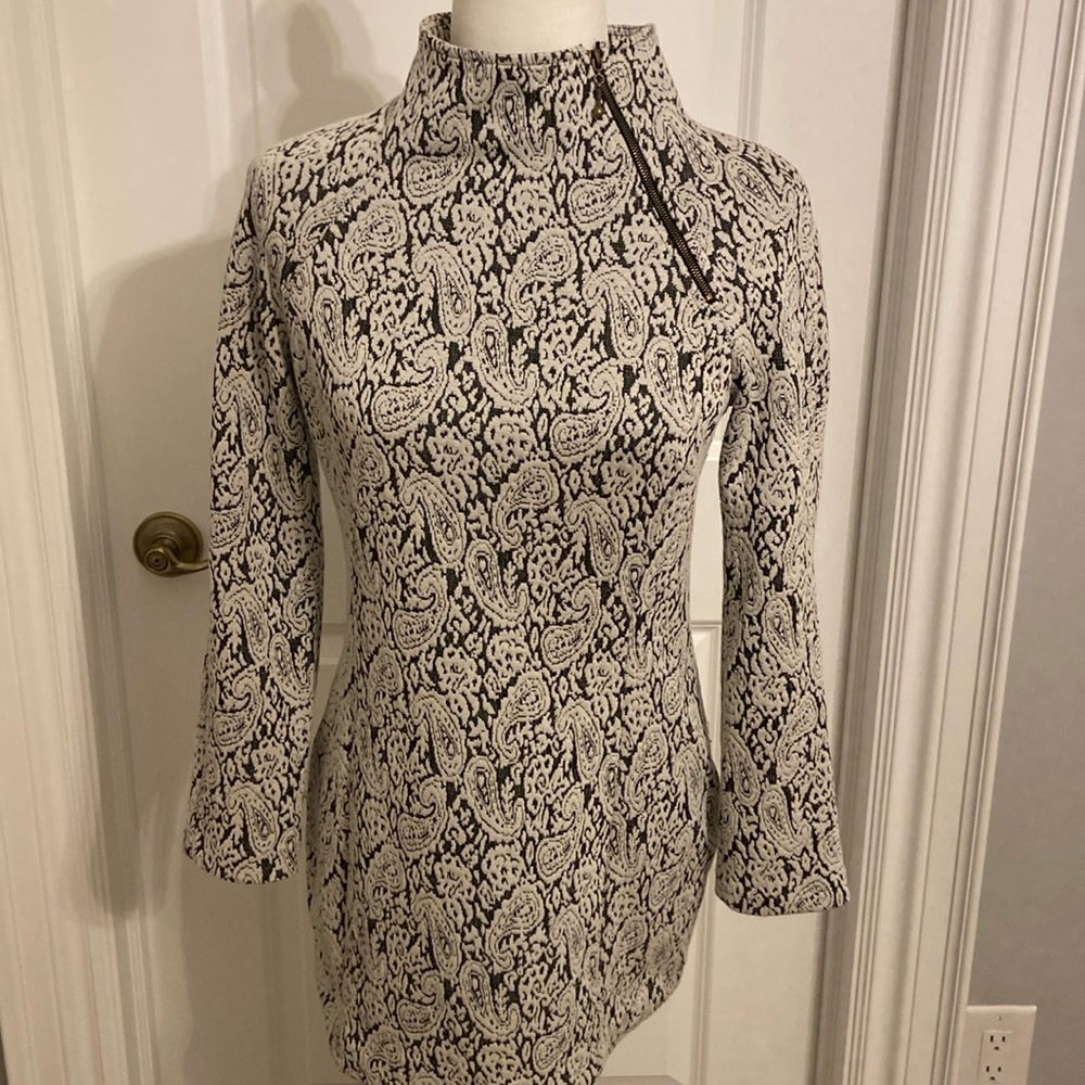 Brian Bailey Black and White Paisley Tunic. Size Small.